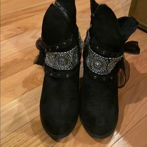 Woman’s black Boot